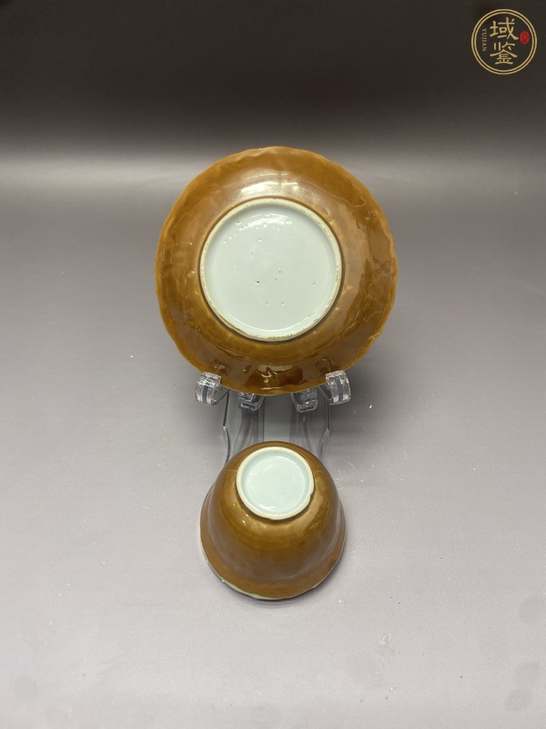 古玩陶瓷外紫金釉內青花花卉紋杯盤真品鑒賞圖