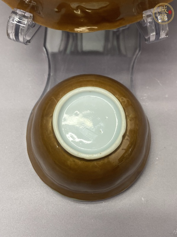 古玩陶瓷外紫金釉內青花花卉紋杯盤真品鑒賞圖