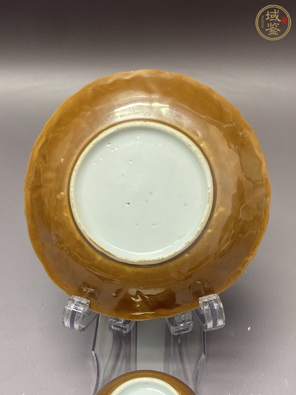 古玩陶瓷外紫金釉內青花花卉紋杯盤真品鑒賞圖