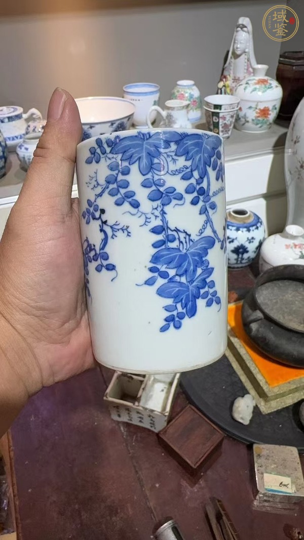 古玩陶瓷松鼠葡萄紋青花筆筒真品鑒賞圖