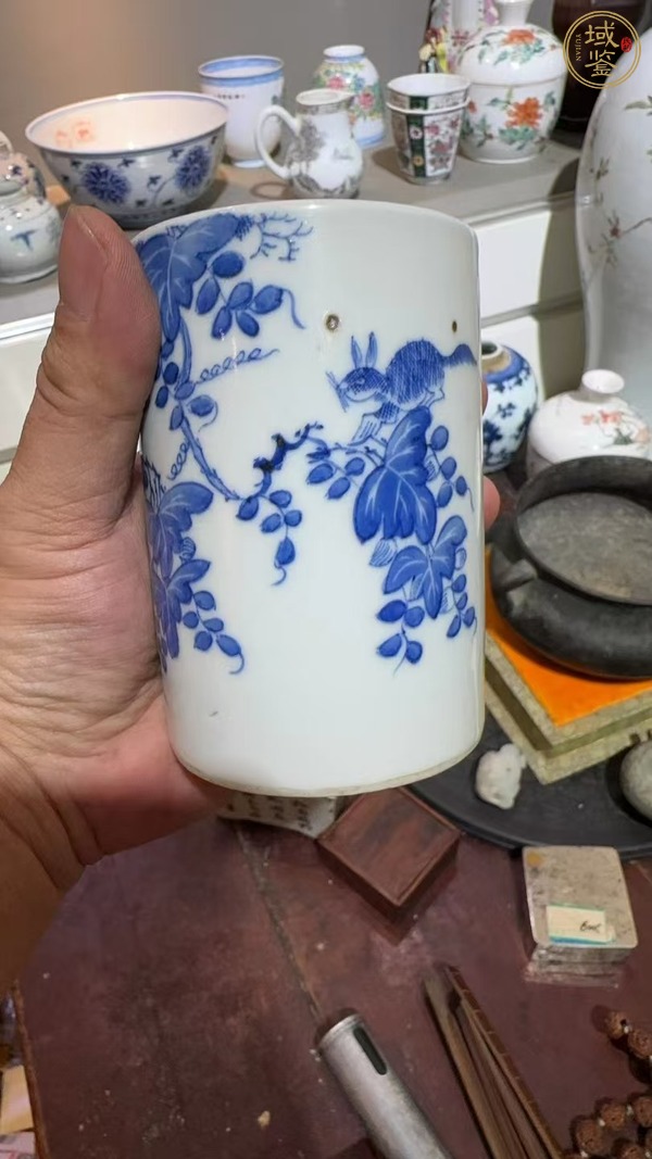 古玩陶瓷松鼠葡萄紋青花筆筒真品鑒賞圖
