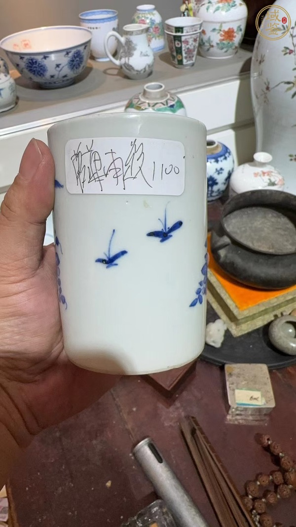 古玩陶瓷松鼠葡萄紋青花筆筒真品鑒賞圖