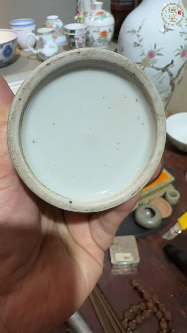 古玩陶瓷松鼠葡萄紋青花筆筒真品鑒賞圖