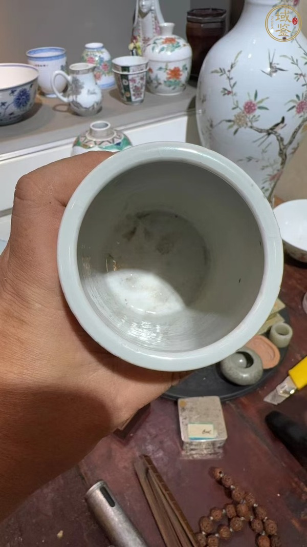 古玩松鼠葡萄紋青花筆筒真品鑒賞圖