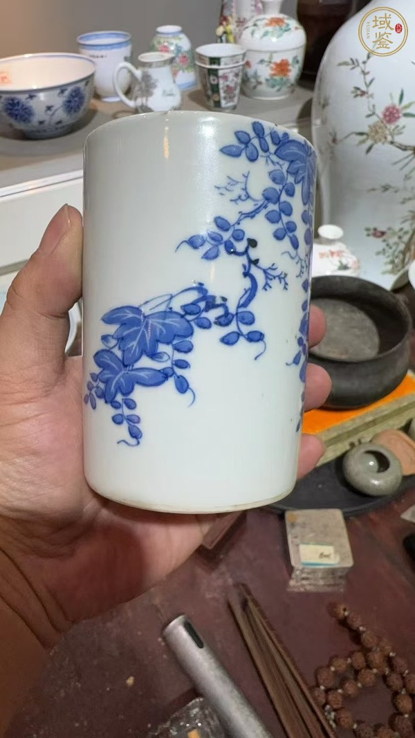 古玩陶瓷松鼠葡萄紋青花筆筒真品鑒賞圖