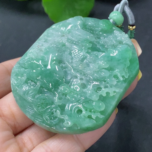 古玩轉(zhuǎn)賣天然翡翠山水牌玉墜(帶翡翠鑒定證書)拍賣，當(dāng)前價(jià)格880元