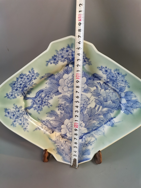 古玩陶瓷民國豆青釉青花牡丹紋盤拍賣，當前價格600元