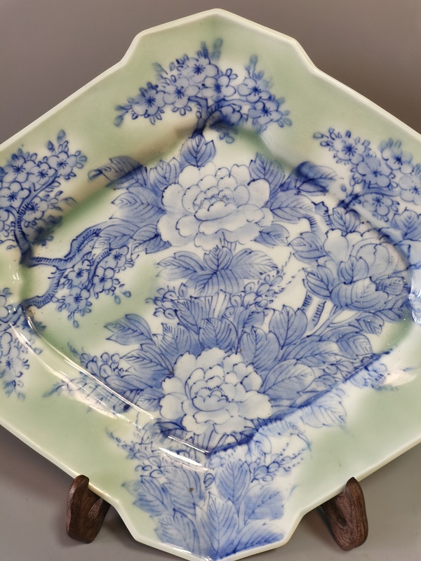 古玩陶瓷民國豆青釉青花牡丹紋盤拍賣，當前價格600元
