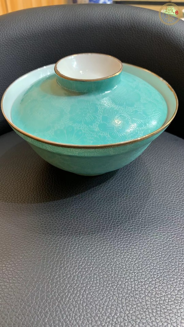 古玩陶瓷綠釉刻花蓋碗真品鑒賞圖