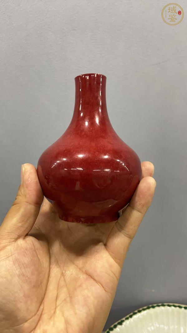 古玩陶瓷紅釉天球瓶真品鑒賞圖