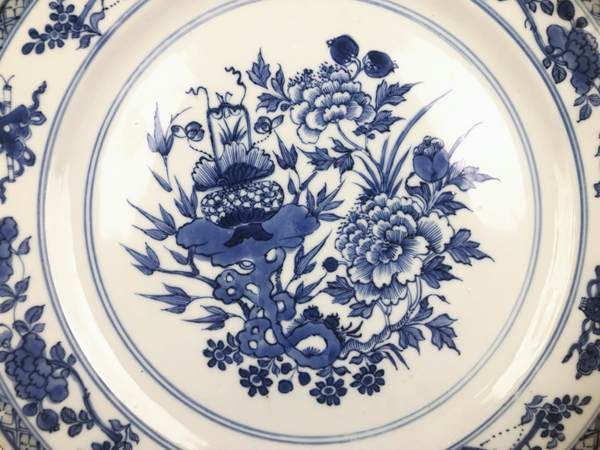 古玩陶瓷清乾隆·青花博古紋托八寶大盤拍賣，當前價格564元