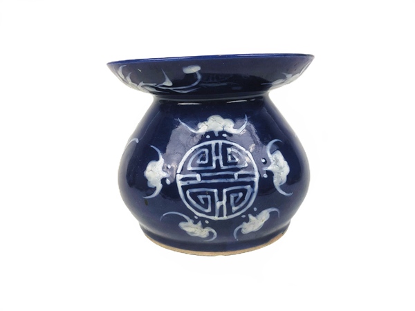 古玩陶瓷清中期·霽藍釉堆白壽字紋大渣斗拍賣，當前價格0元