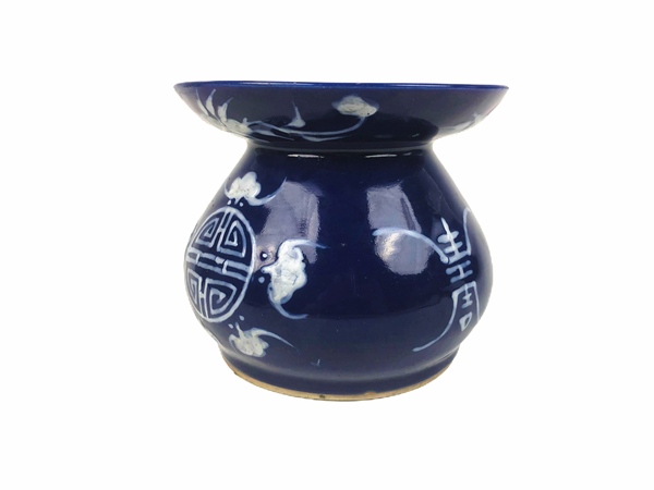 古玩陶瓷清中期·霽藍釉堆白壽字紋大渣斗拍賣，當前價格0元