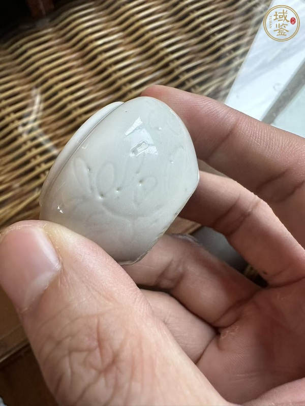 古玩陶瓷白釉刻花紋鳥食罐真品鑒賞圖