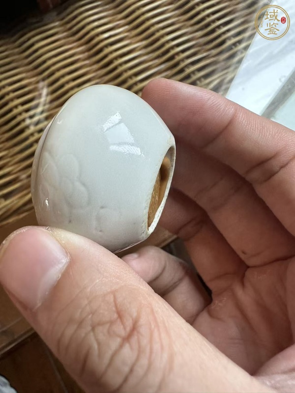 古玩陶瓷白釉刻花紋鳥食罐真品鑒賞圖