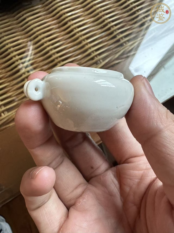 古玩陶瓷白釉刻花紋鳥食罐真品鑒賞圖
