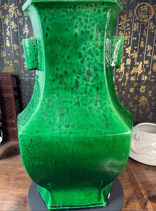 古玩陶瓷綠釉貫耳瓶真品鑒賞圖