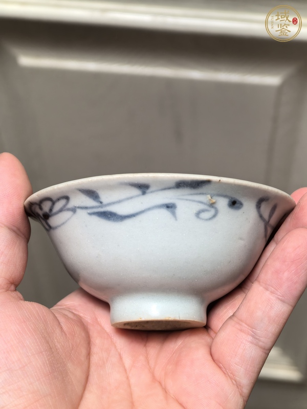 古玩陶瓷青花花卉紋壓手杯真品鑒賞圖