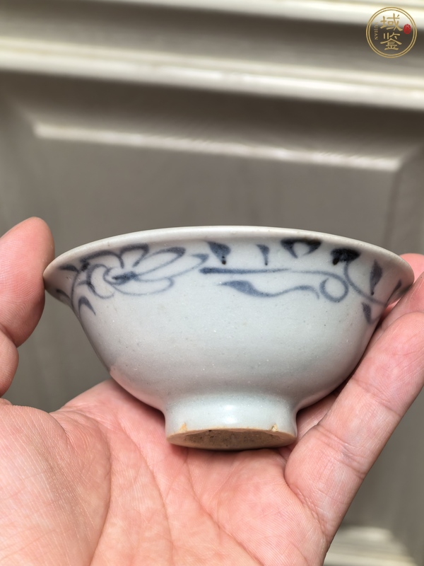 古玩陶瓷青花花卉紋壓手杯真品鑒賞圖