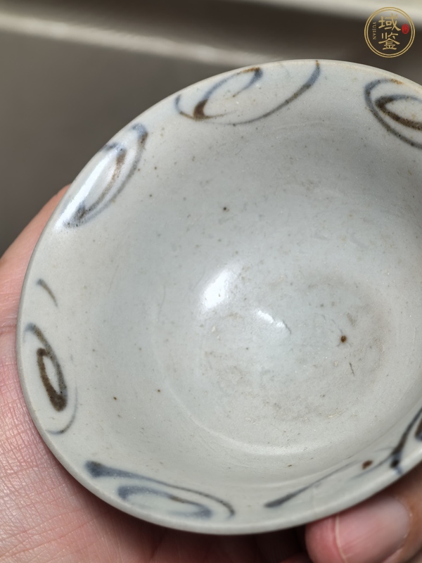 古玩陶瓷青花花卉紋壓手杯真品鑒賞圖