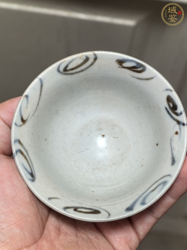 古玩陶瓷青花花卉紋壓手杯真品鑒賞圖