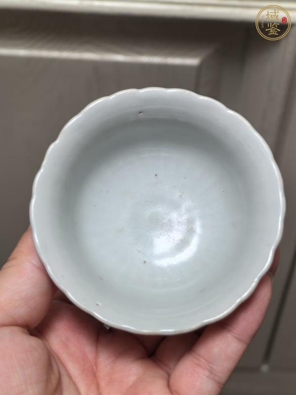 古玩陶瓷卵白釉花口杯真品鑒賞圖