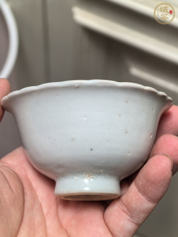 古玩陶瓷卵白釉花口杯真品鑒賞圖