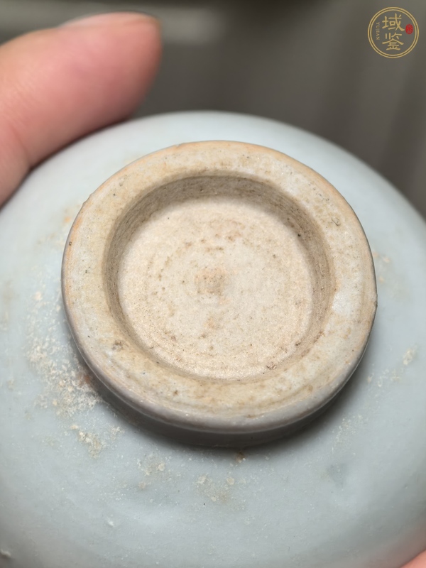 古玩陶瓷卵白釉花口杯真品鑒賞圖