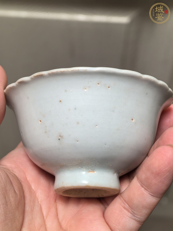 古玩陶瓷卵白釉花口杯真品鑒賞圖