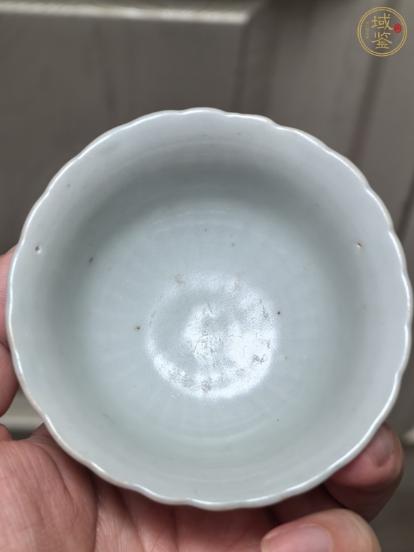 古玩陶瓷卵白釉花口杯真品鑒賞圖