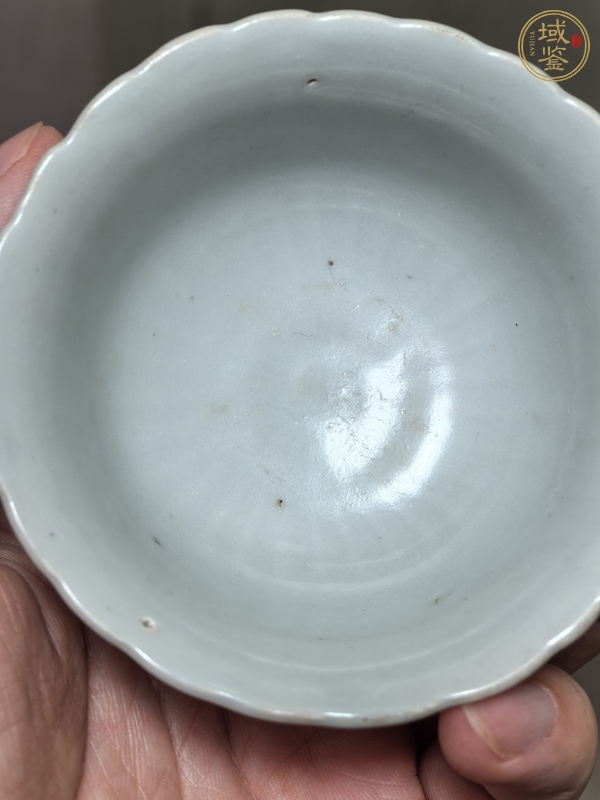 古玩陶瓷卵白釉花口杯真品鑒賞圖