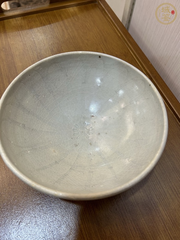 古玩陶瓷卵白釉刻仰蓮紋碗真品鑒賞圖