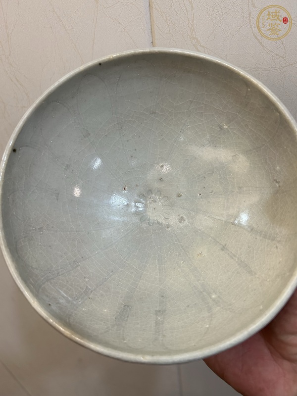 古玩陶瓷卵白釉刻仰蓮紋碗真品鑒賞圖
