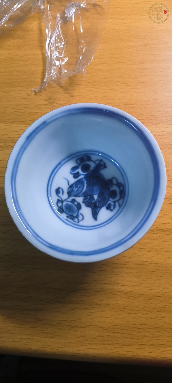 古玩陶瓷紫金釉青花魚藻紋杯，疑似復窯真品鑒賞圖