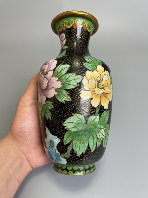 古玩銅器民國(guó) 銅胎琺瑯彩洞石花鳥紋賞瓶拍賣，當(dāng)前價(jià)格380元