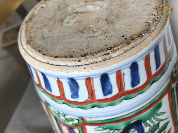 古玩陶瓷青花五彩開窗花卉紋罐真品鑒賞圖