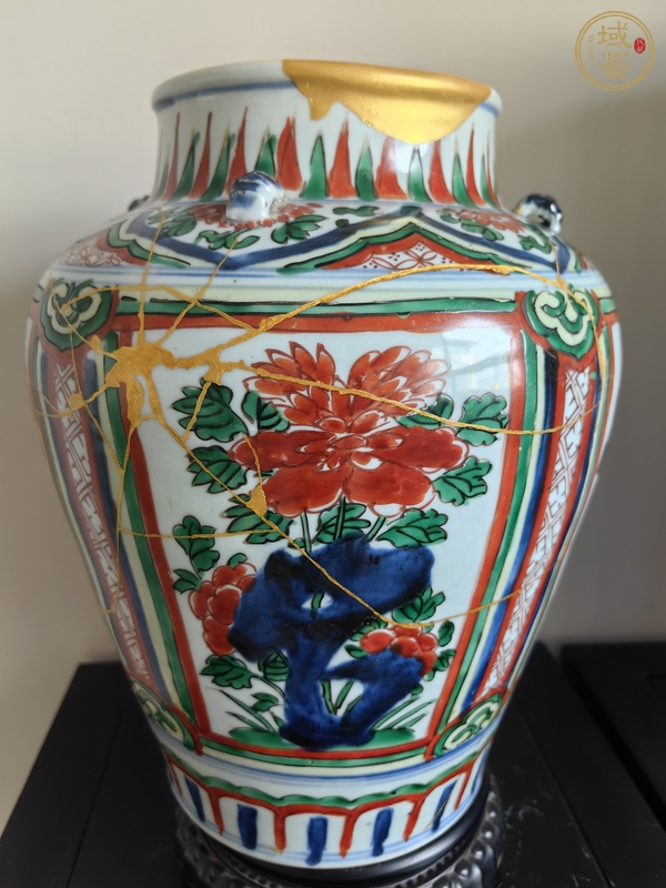 古玩陶瓷青花五彩開窗花卉紋罐真品鑒賞圖