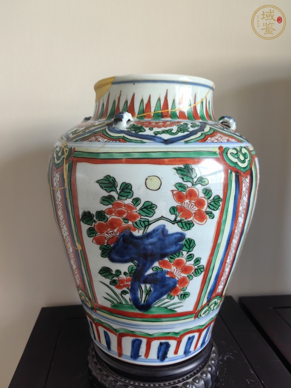 古玩陶瓷青花五彩開窗花卉紋罐真品鑒賞圖