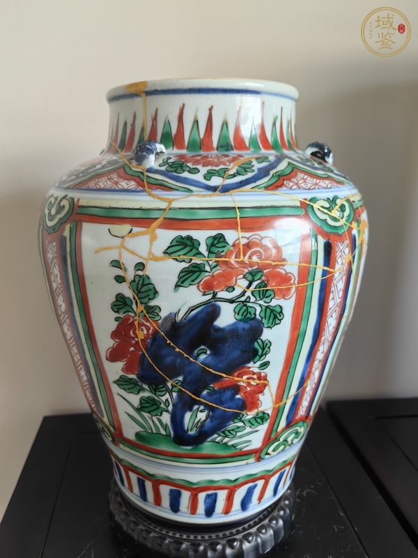 古玩陶瓷青花五彩開窗花卉紋罐真品鑒賞圖