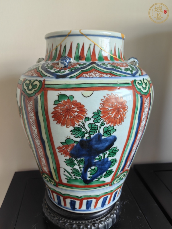 古玩陶瓷青花五彩開窗花卉紋罐真品鑒賞圖