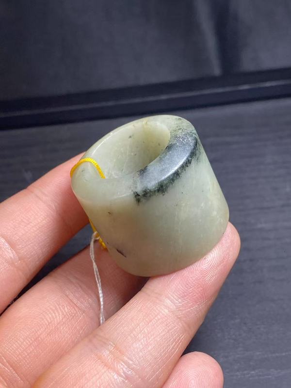 古玩玉器清代獨(dú)山玉雕“素紋扳指”拍賣，當(dāng)前價(jià)格2800元