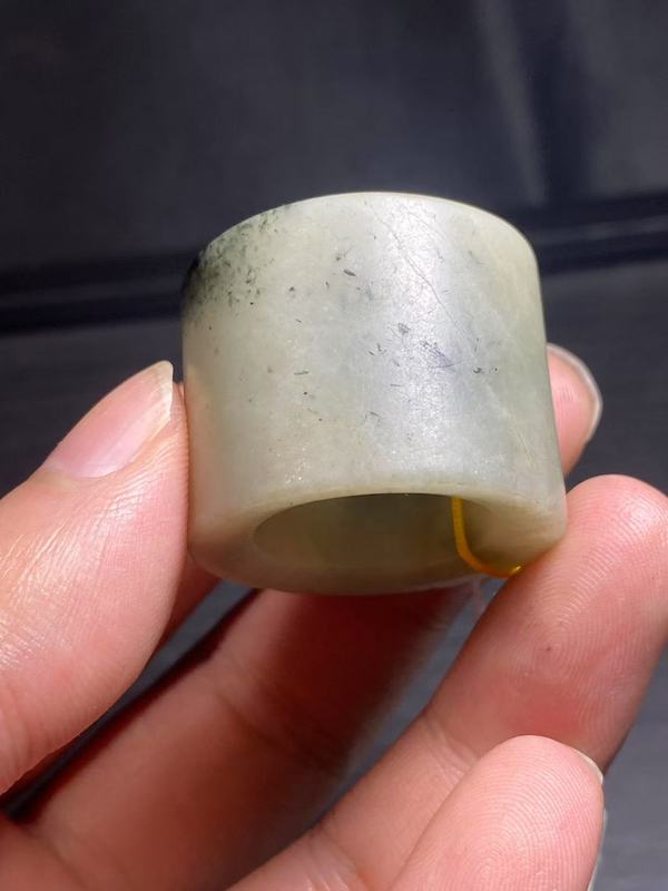 古玩玉器清代獨(dú)山玉雕“素紋扳指”拍賣，當(dāng)前價(jià)格2800元