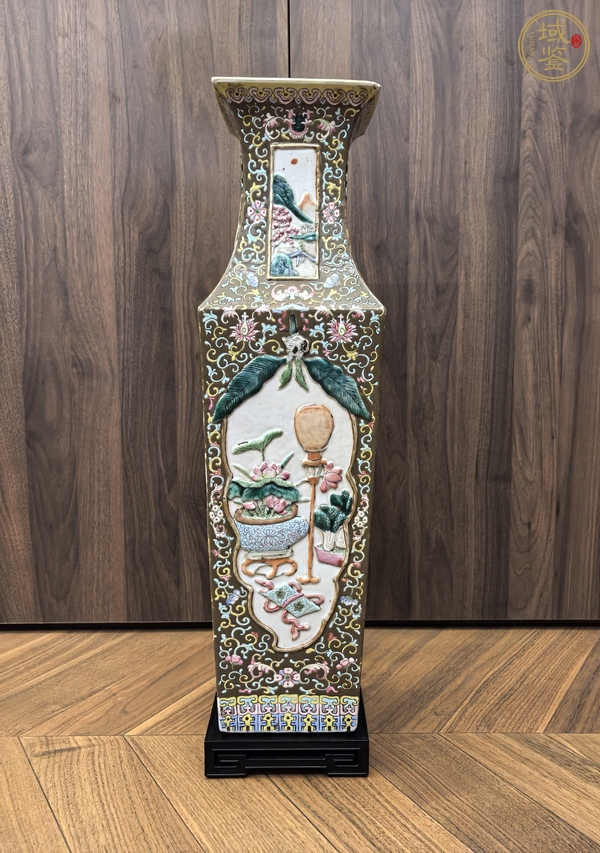 古玩陶瓷粉彩浮雕博古圖四方瓶真品鑒賞圖