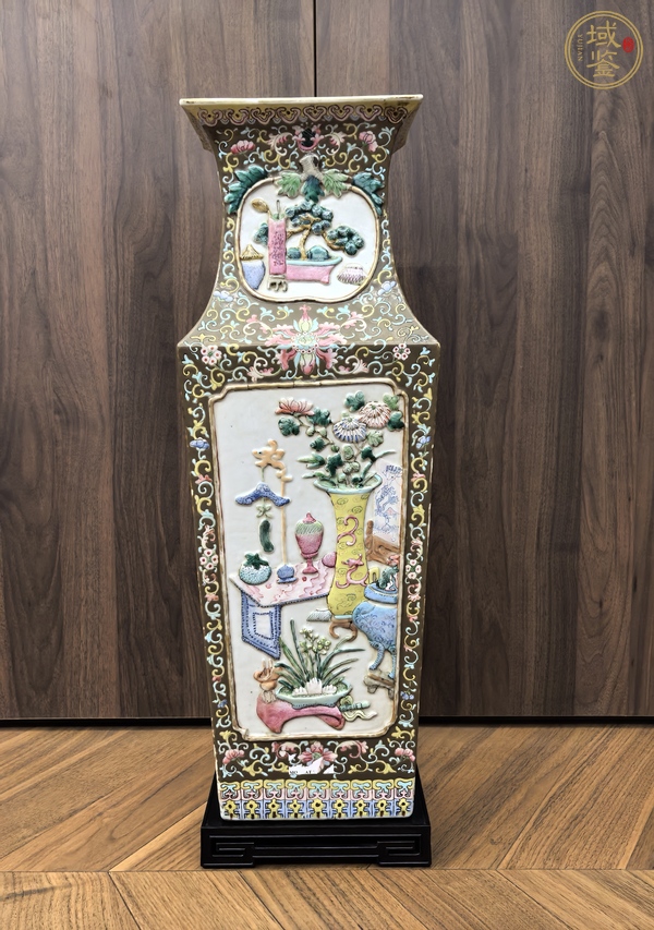 古玩陶瓷粉彩浮雕博古圖四方瓶真品鑒賞圖