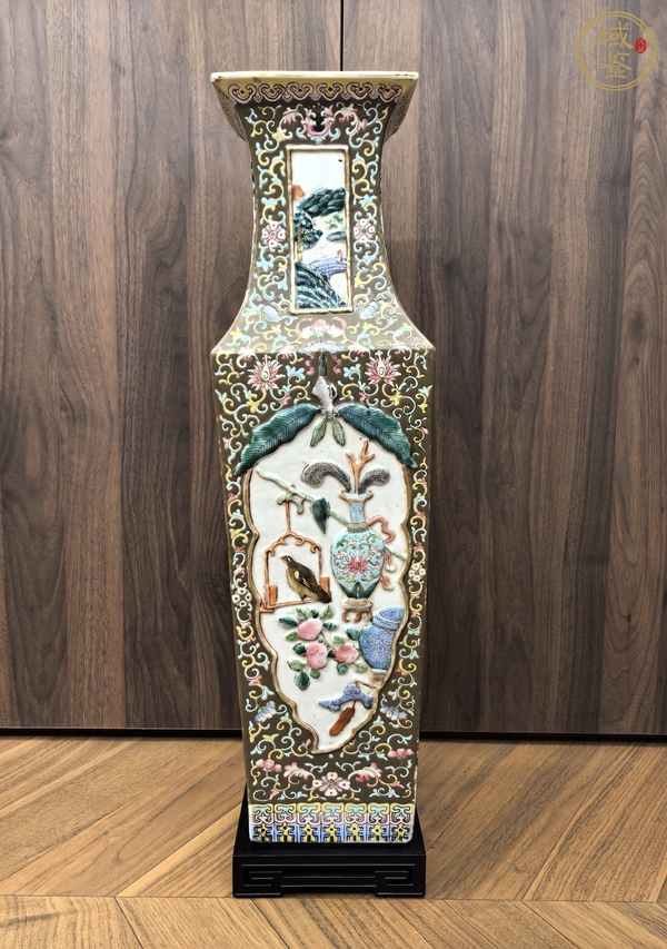 古玩陶瓷粉彩浮雕博古圖四方瓶真品鑒賞圖