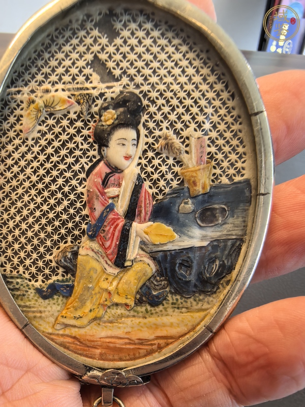 古玩陶瓷民國(guó)骨雕礦物彩繪掛墜真品鑒賞圖