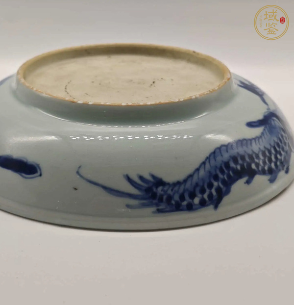 古玩陶瓷過墻龍紋青花盤真品鑒賞圖