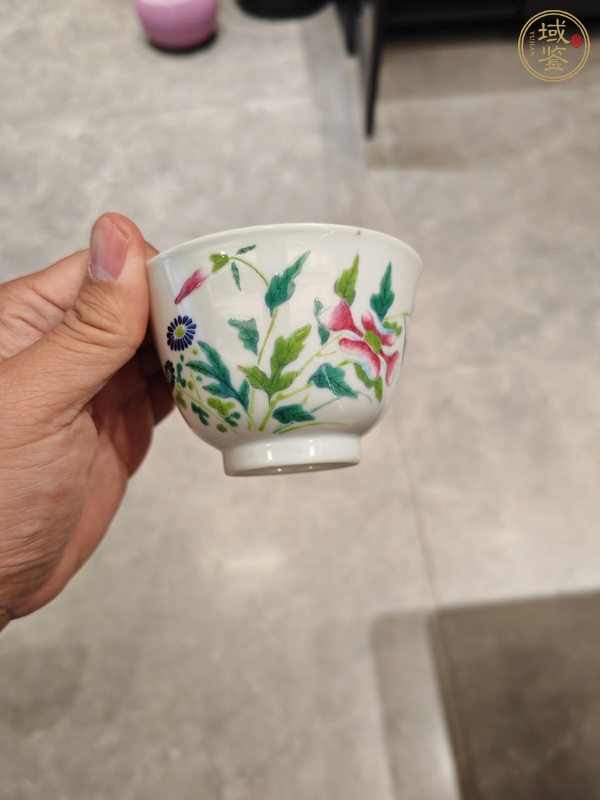 古玩花卉紋粉彩杯真品鑒賞圖