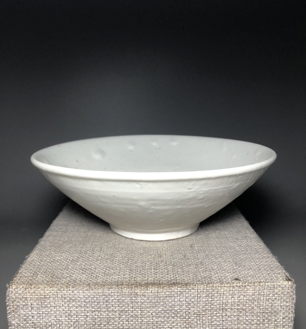 古玩陶瓷館藏級珍品五代十國“邢窯”白瓷唇口大碗拍賣，當前價格3980元