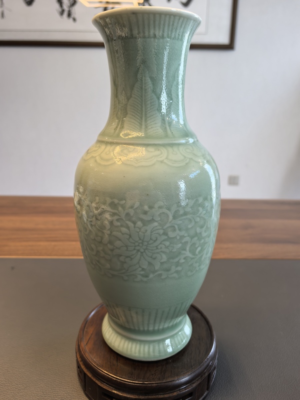 古玩陶瓷大清乾隆年製官窯款豆青釉暗刻纏枝蓮紋瓶拍賣，當(dāng)前價格4980元